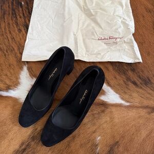 Salvatore Ferragamo Arezzo85 Nero Suede Pumps Size 9.5B